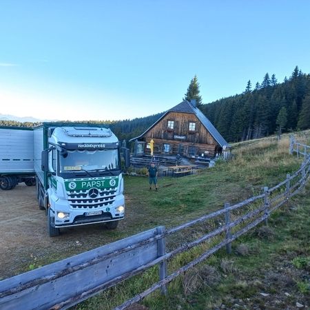 LKW bei der Almhütte.
